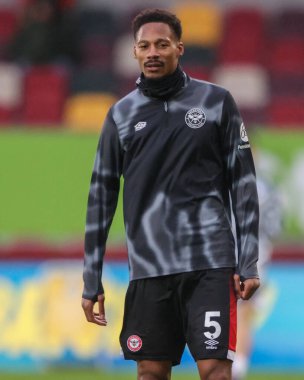 Brentford 'dan Ethan Pinnock Premier League maçında ısınma turunda Brentford Newcastle United' a karşı Gtech Community Stadyumu, Londra, İngiltere, 7 Aralık 2024