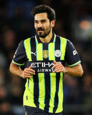Manchester City 'den Bernardo Silva, 7 Aralık 2024' te İngiltere 'nin Selhurst Park kentinde oynanan Premier League maçında Crystal Palace' a karşı Manchester City maçına bakıyor.