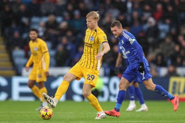 Brighton & Hove Albion 'dan Jan Paul van Hecke Premier Lig maçı sırasında topu King Power Stadyumu, Leicester, Birleşik Krallık' ta Leicester City ve Hove Albion 'a karşı oynanan maçta pas attı.