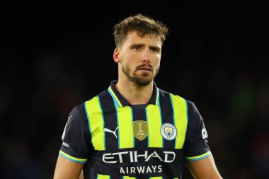Manchester City 'den Ruben Dias, 7 Aralık 2024' te İngiltere 'nin Selhurst Park kentinde oynanan Premier Lig maçı Crystal Palace ile Manchester City maçını izleyen takımlar karşısında üzgün görünüyor.