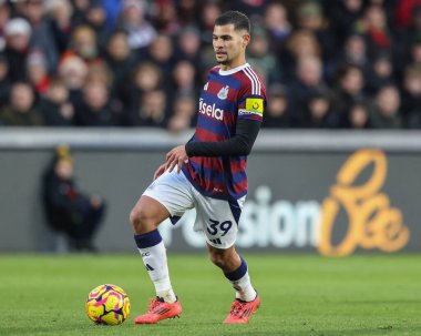 Newcastle United 'dan Bruno Guimares Premier League maçı sırasında Brentford Newcastle United' a karşı Gtech Community Stadyumu, Londra, İngiltere, 7 Aralık 2024