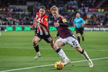 Lewis Hall of Newcastle United, Premier League maçı Brentford vs Newcastle United 'ın 7 Aralık 2024' te Londra 'daki The Gtech Community Stadyumu' nda oynanan maçta topu aldı.