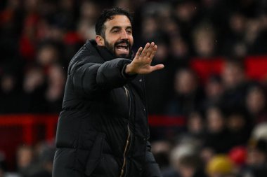 Manchester United 'ın Ruben Amorim Menajeri, Manchester United' ın 7 Aralık 2024 'te Old Trafford, Manchester' da oynadığı Premier League maçında oyuncularına talimat verir.