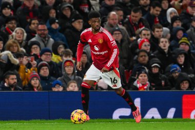 Manchester United takımından Amad Diallo, Manchester United 'ın 7 Aralık 2024' te Old Trafford, Manchester, İngiltere 'de oynadığı Premier League maçında topa vuruyor.