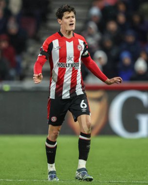 Brentford 'dan Christian Nrgaard Premier League maçı sırasında Brentford Newcastle United' a karşı Gtech Community Stadyumu, Londra, İngiltere, 7 Aralık 2024
