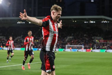 Brentford 'dan Nathan Collins, Premier League maçı Brentford - Newcastle United maçında 7 Aralık 2024' te Londra 'daki Gtech Community Stadyumu' nda 3-2 'lik galibiyetini kutluyor.