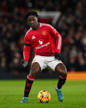 Manchester United takımından Kobbie Mainoo, Manchester United 'ın 7 Aralık 2024 tarihinde Old Trafford, Manchester' da oynadığı Premier League maçında topa vuruyor.