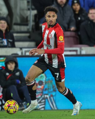 Brentford 'dan Kevin Schade Premier League maçı sırasında Brentford Newcastle United' a karşı Gtech Community Stadyumu, Londra, İngiltere, 7 Aralık 2024
