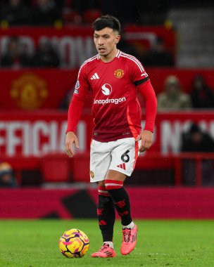 Manchester United ve Nottingham Forest arasında oynanan Premier League maçı sırasında Manchester United 'dan Lisandro Martnez 7 Aralık 2024' te Old Trafford, Manchester 'da maç yaptı.