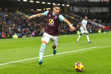 Burnley 'den Jeremy Sarmiento 6 Aralık 2024' te Burnley ile Middlesbrough arasında oynanan Gökyüzü İddia Şampiyonası maçında topa vuruyor.