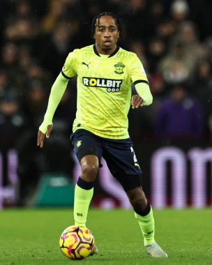 Southampton 'dan Kyle Walker-Peters Premier League maçı sırasında Villa Park, Birmingham, Birleşik Krallık' ta Aston Villa ve Southampton maçına çıktı.