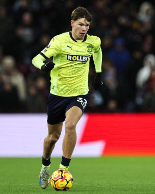 Southampton 'dan Tyler Dibling, 7 Aralık 2024' te Birmingham 'daki Villa Park' ta oynanan Premier League maçında topla ilerliyor.