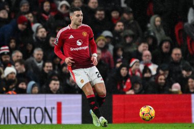 Manchester United 'dan Diogo Dalot Premier Lig maçında pas veriyor Manchester United Nottingham Forest' a karşı Old Trafford, Manchester, İngiltere, 7 Aralık 2024