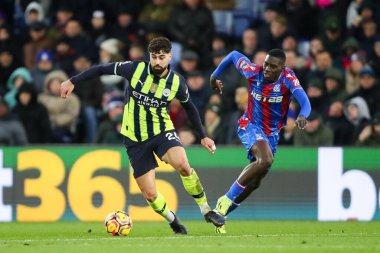 Manchester City 'den Josko Gvardiol, 7 Aralık 2024' te İngiltere 'nin Selhurst Park kentinde oynanan Premier League maçı sırasında topu bırakıyor.