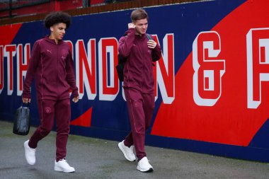 Manchester City 'den Rico Lewis ve James McAtee, Premier League maçı öncesinde Selhurst Park' a vardılar. Crystal Palace, Manchester City 'ye karşı, Selhurst Park, Londra, 7 Aralık 2024