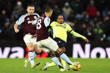 Aston Villa takımından Youri TiEleans, Southampton Premier Ligi karşılaşmasında Southampton 'dan Kyle Walker-Peters' a karşı Villa Park, Birmingham, Birleşik Krallık, 7 Aralık 2024 'te oynanan karşılaşmada faul yaptı.