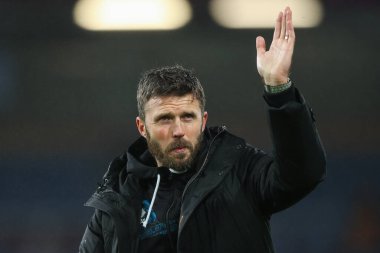 Middlesbrough 'un Michael Carrick Menajeri 6 Aralık 2024 tarihinde Burnley ile Middlesbrough arasında oynanan Sky Bet Şampiyonası maçının sonunda taraftarlara el sallıyor.