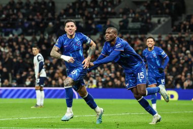 Chelsea 'den Enzo Fernnndez, Premier League maçında Tottenham Hotspur' un Chelsea 'ye karşı oynadığı Tottenham Hotspur Stadyumu' nda 8 Aralık 2024 'te 2-3' lük galibiyet golünü kutluyor.