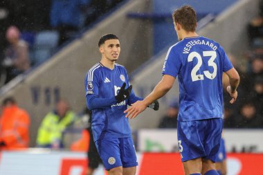 Leicester City 'den Bilal El Khannouss Leicester City' den Jannik Vestergaard 'a Premier Lig maçı sırasında King Power Stadyumu, Leicester, İngiltere' de Leicester City ve Hove Albion maçında konuştu.