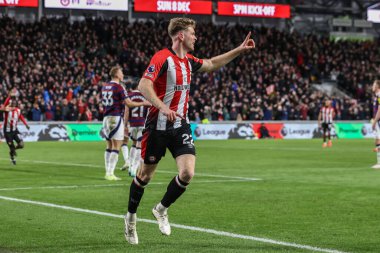 Brentford 'dan Nathan Collins, Premier League maçı Brentford - Newcastle United maçında 7 Aralık 2024' te Londra 'daki Gtech Community Stadyumu' nda 3-2 'lik galibiyetini kutluyor.