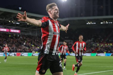 Brentford 'dan Nathan Collins, Premier League maçı Brentford - Newcastle United maçında 7 Aralık 2024' te Londra 'daki Gtech Community Stadyumu' nda 3-2 'lik galibiyetini kutluyor.