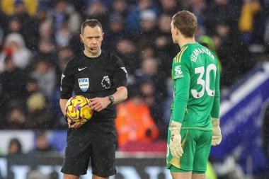 Hakem Stuart Attwell, Leicester City 'den Mads Hermansen' e Premier Lig maçı sırasında King Power Stadyumu 'nda Leicester City ve Hove Albion maçında bir ara verdi.