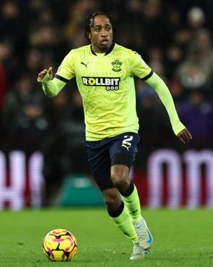 Southampton 'dan Kyle Walker-Peters Premier League maçı sırasında Villa Park, Birmingham, Birleşik Krallık' ta Aston Villa ve Southampton maçına çıktı.