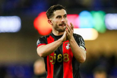AFC Bournemouth takımından Lewis Cook, 8 Aralık 2024 'te Ipswich Town' a karşı Bournemouth, Ipswich, İngiltere 'de oynanan Premier League maçı sonrasında takımların kazandığı galibiyet sonrasında taraftarları takdir ediyor.