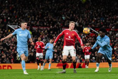 Nottingham Ormanı 'ndan Ola Aina topu Nottingham Ormanı' ndan Matz Sels of Nottingham Ormanı 'na geri götürüyor Manchester United Premier Lig karşılaşmasında Manchester United ve Nottingham Ormanı' nda oynanan Old Trafford, Manchester United maçında Rasmus Hjlund 'dan önce.