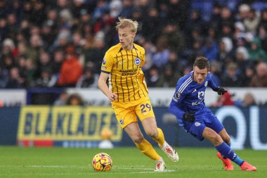 Brighton & Hove Albion takımından Jan Paul van Hecke, 8 Aralık 2024 'te King Power Stadyumu' nda Leicester City - Brighton ve Hove Albion maçında topu aldı.