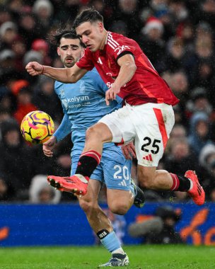 Manchester United 'dan Manuel Ugarte, Premier League maçında Nottingham Ormanı' ndan Jota Silva 'nın baskısıyla topu geçiyor Manchester United Nottingham Ormanı' na karşı Old Trafford, Manchester, İngiltere, 7 Aralık 2024 'te oynanan karşılaşmada.