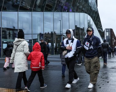 Tottenham taraftarları Premier Lig maçı için Tottenham Hotspur 'un Chelsea' ye karşı oynadığı Tottenham Hotspur Stadyumu 'na geldiler.