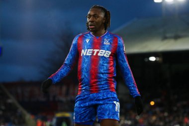 Kristal Saray 'dan Eberechi Eze, Premier Lig maçı sırasında İngiltere, Londra, Selhurst Park' taki Crystal Palace 'a karşı Manchester City maçına bakıyor.