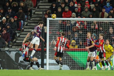 Newcastle United takımından Sandro Tonali, Premier League maçında Brentford Newcastle United 'a karşı Londra' daki Gtech Community Stadyumu 'nda 7 Aralık 2024' te oynanan karşılaşmada topu barın üzerinden geçiriyor.