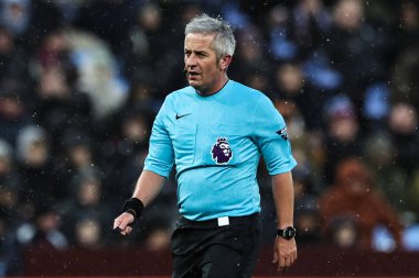 Hakem Darren Bond Premier Lig karşılaşmasında Aston Villa ve Southampton Villa Park, Birmingham, İngiltere, 7 Aralık 2024