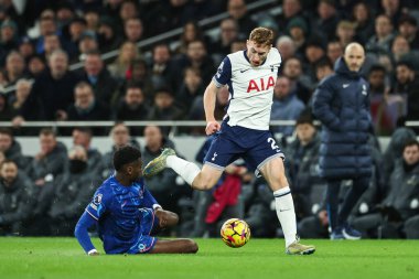 Tottenham Hotspur 'dan Dejan Kulusevski, Premier League' de Tottenham Hotspur 'a karşı Chelsea maçında Chelsea' li Benot Badiashile tarafından 8 Aralık 2024 'te Tottenham Hotspur Stadyumu' nda yenildi.