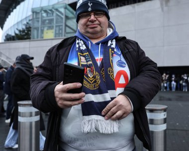 Tottenham taraftarı Premier Lig maçında selfie çekiyor Tottenham Hotspur Chelsea 'ye karşı Tottenham Hotspur Stadyumu, Londra, 8 Aralık 2024