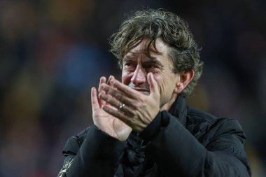 Brentford 'dan Thomas Frank Manager, Premier League maçından sonra Londra' daki The Gtech Community Stadyumu 'nda Brentford - Newcastle United maçında taraftarları alkışlıyor.