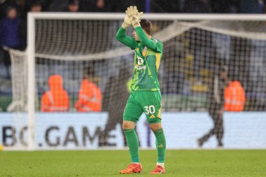 Leicester City 'den Mads Hermansen, 8 Aralık 2024' te King Power Stadyumu 'nda oynanan Premier League maçından sonra Leicester City ve Hove Albion maçında taraftarları alkışlıyor.