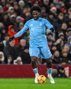 Nottingham Ormanı 'ndan Ola Aina Premier Lig maçında Manchester United ile Nottingham Ormanı arasında 7 Aralık 2024' te Old Trafford, Manchester, İngiltere 'de oynanan maçta topa vuruyor.