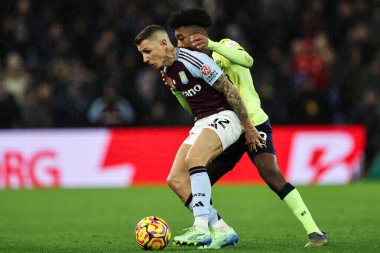 Aston Villa 'dan Lucas Digne, Southampton Premier Ligi maçında Samuel Amo-Ameyaw' ı 7 Aralık 2024 'te Birmingham, Villa Park' ta Aston Villa 'ya karşı Southampton maçında durdurdu.