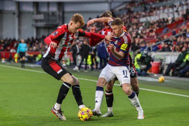Brentford 'dan Sepp van den Berg ve Newcastle United' dan Harvey Barnes Premier League karşılaşmasında Brentford Newcastle United 'a karşı Gtech Community Stadyumu, Londra, İngiltere, 7 Aralık 2024