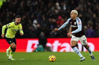 Aston Villa 'dan Morgan Rogers, Premier Lig maçında, 7 Aralık 2024' te Birmingham 'daki Villa Park' ta Aston Villa ile Southampton maçında ileri gidiyor.