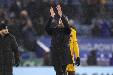 Leicester City 'nin Ruud van Nistelrooy teknik direktörü, Premier Lig maçından sonra Leicester City, King Power Stadyumu' nda Leicester City ve Hove Albion maçında taraftarları alkışlıyor.