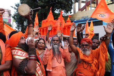 Hindu keşişler, Bangladeş 'in Hindu azınlık toplumuna karşı yapılan zulümleri durdurmak için 6 Aralık 2024' te Debajyoti Chakraborty tarafından yapılan Kolkata 'da düzenlenen mitingleri protesto ettiler. Fotoğraf: Debajyoti Chakraborty / News Resimleri  