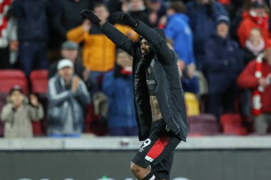 Brentford 'dan Igor Thiago, Premier League maçından sonra Londra, İngiltere' deki The Gtech Community Stadyumu 'nda Brentford - Newcastle United maçında taraftarlarla birlikte şarkı söylüyor.