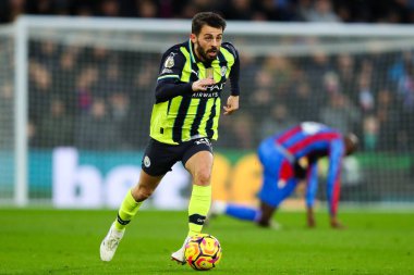 Manchester City 'den Bernardo Silva, Premier Lig maçı sırasında Manchester City ile Selhurst Park, Londra, İngiltere' de oynanan Crystal Palace maçında topu aldı.