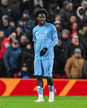 Premier Lig maçı sırasında Nottingham Ormanı 'ndan Ola Aina Manchester United ile Nottingham Ormanı arasında 7 Aralık 2024' te Old Trafford, Manchester, İngiltere 'de oynanan karşılaşma sırasında