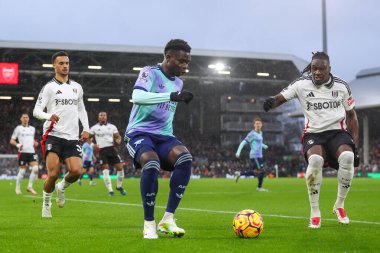 Arsenal 'den Bukayo Saka, Premier Lig maçında topu Craven Cottage, Londra, İngiltere' de 8 Aralık 2024 'te Fulham-Arsenal maçında attı.