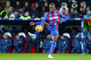 Crystal Palace 'dan Trevor Chalobah Premier League maçı sırasında topu kontrol ediyor. Crystal Palace, Manchester City' ye karşı Selhurst Park, Londra, İngiltere, 7 Aralık 2024